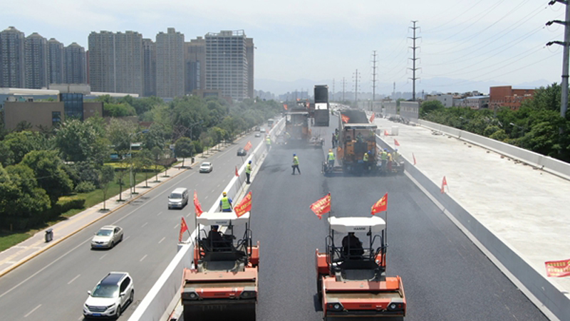 西安朱宏路立交主�U�桥面沥青铺�? /></div></li>
 
	<li><div   id=